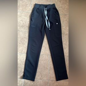 NWOT Figs XS/Tall high waisted Yola black scrub pants w/ yoga waistband